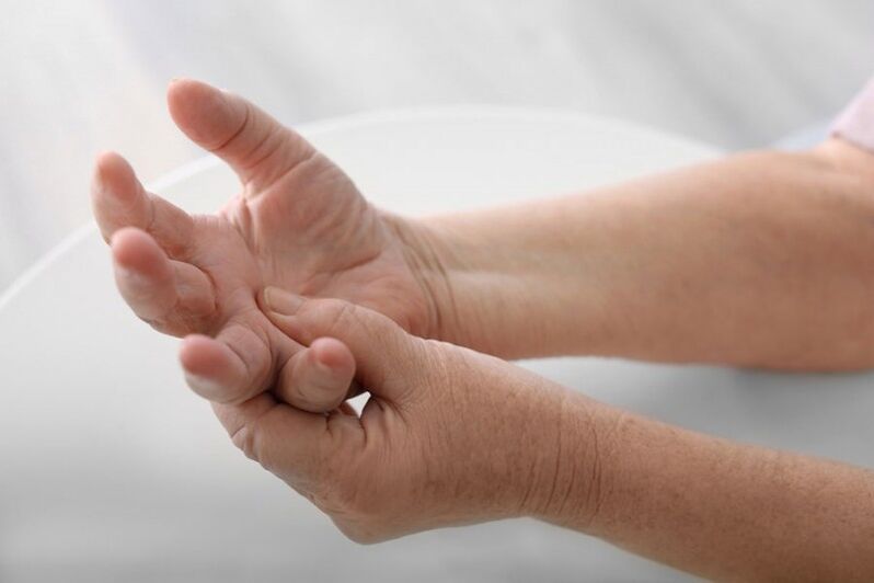 Rankų ir pirštų skausmas yra dažnas gimdos kaklelio osteochondrozės simptomas