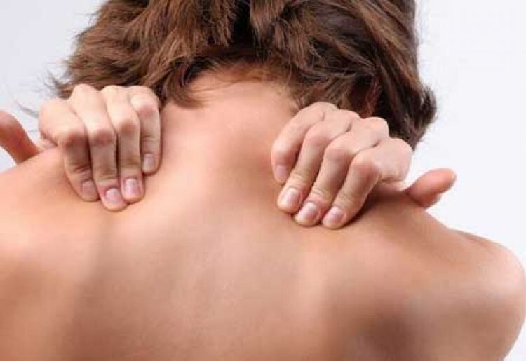 Krūtinės ląstos osteochondrozės simptomas yra skausmingas skausmas tarp menčių. 