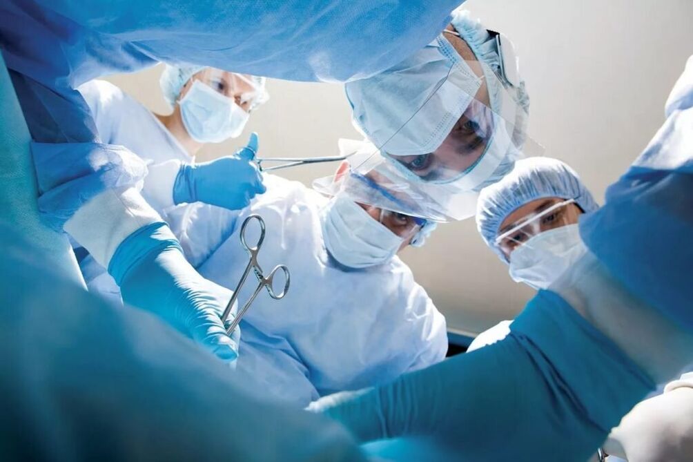 Esant komplikuotai krūtinės ląstos osteochondrozei, atliekama operacija
