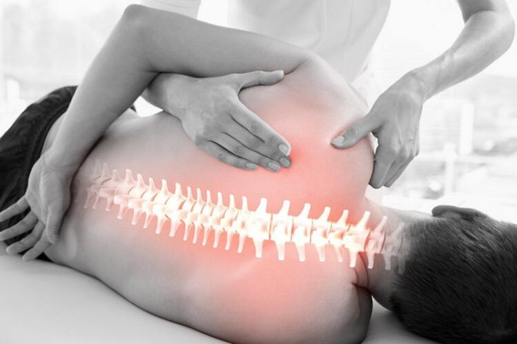 Krūtinės ląstos stuburo osteochondrozės rankinės terapijos seansas
